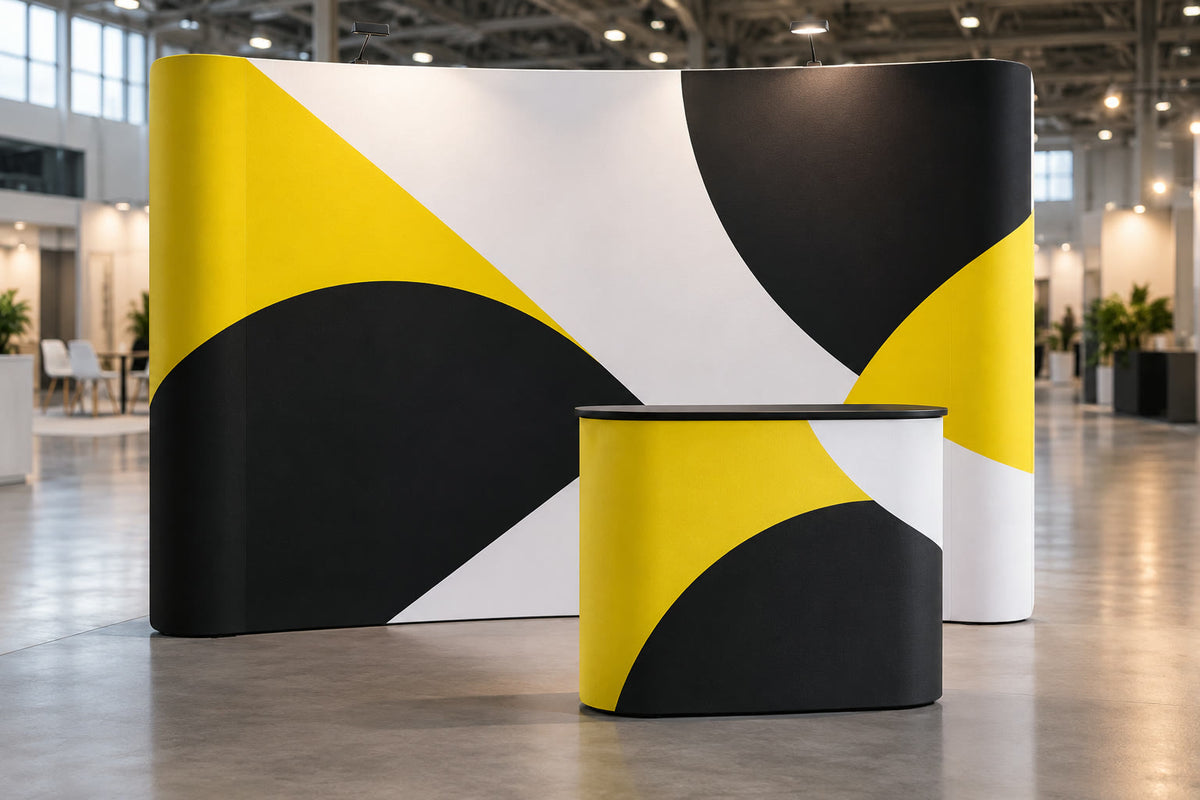 Pop-up display backwall in a trade show booth